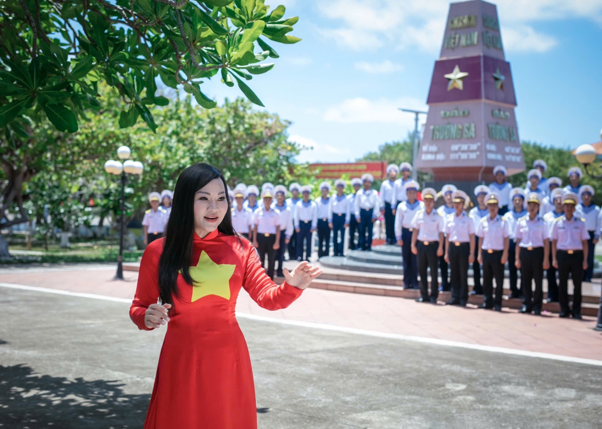 “Mỗi khi cất lên những câu hát về Trường Sa, tôi lại thấy rưng rưng”